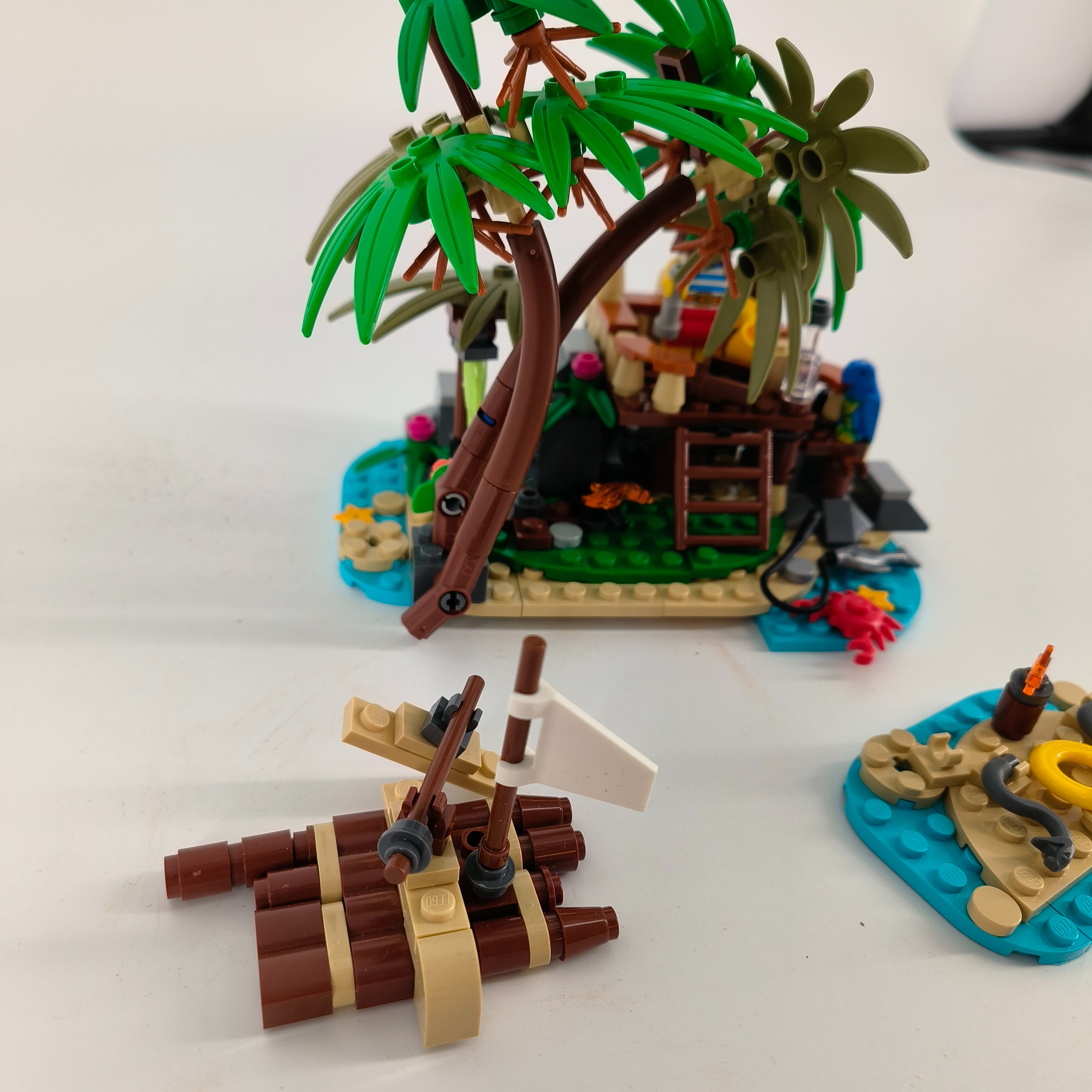 Voir photo 4 de Lego-Aventure sur l'île déserte-Ray the castaway-ref 49566 Lego-Aventure sur l'île déserte-Ray the castaway-ref 49566 Très bon état - Vue 4 -